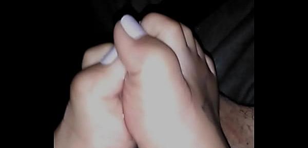  White toes give amazing toejob with cumshot